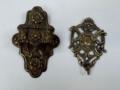 paire de heurtoirs de porte anciens en laiton au motif ouvragé