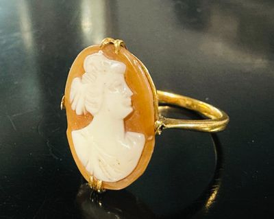 une image représentant une bague en or ornée d'un camée sculpté à l'effigie d'une femme