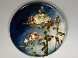 une assiette bleue décorée d'un motif floral
