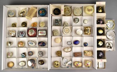 de nombreux types de boutons différents dans une boîte
