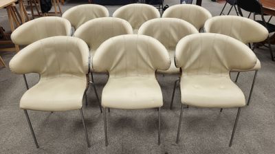 le nombre de chaises qui sont assises ensemble dans une pièce