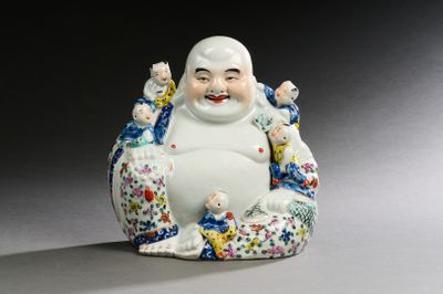 une figurine représentant un Bouddha souriant assis sur une chaise