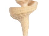 sculpture en bois représentant un objet en forme de spirale posé sur un socle noir