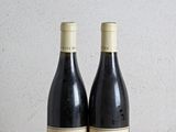 deux bouteilles de vin posées sur une table en bois