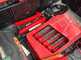 de nombreux outils dans une boîte à outils remplie de serre-joints