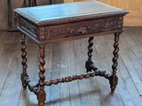 une petite table en bois avec un plateau bleu, posée sur un parquet