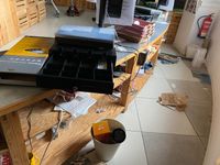 Un comptoir de caisse arrondi en pin et métal (photo 6)