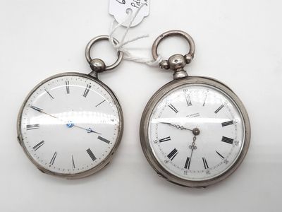 paire de montres de poche en argent avec des chiffres romains et des chiffres romains