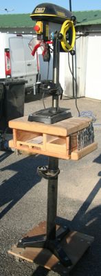 une machine posée sur une table en bois