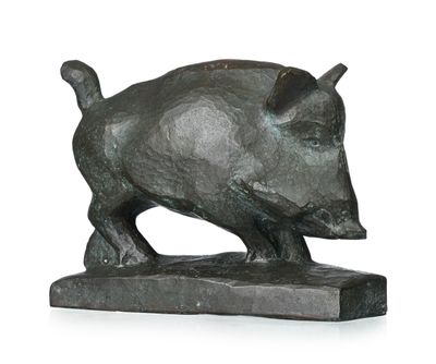 statue d'un sanglier sur un socle en marbre, sur fond blanc