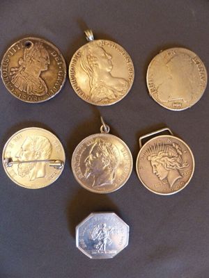 7 monnaies et médailles en argent montées en broches et pend…