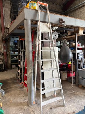 Un escabeau 8 marches. EXPOSITION LE 22 AVRIL DE 9h à 12h - …