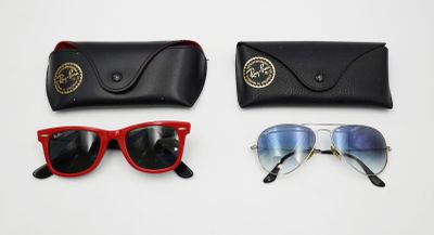 trois paires de lunettes de soleil et un étui posés sur une surface blanche