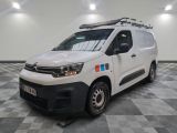 la camionnette blanche est garée sur le sol en damier d'une pièce