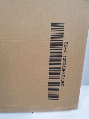une boîte portant un code-barres, posée sur une table
