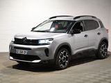 Le nouveau SUV Citroën est garé dans le garage.