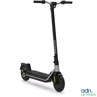 gros plan d'un scooter sur fond blanc