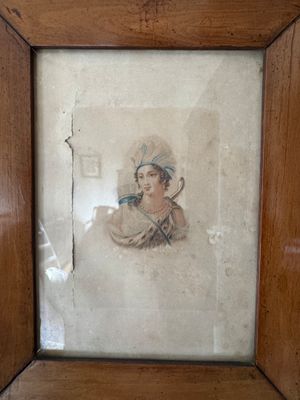 tableau représentant une femme portant un chapeau orné d'une plume, dans un cadre en bois