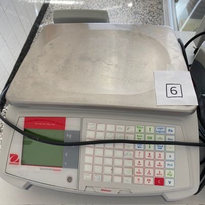 une image représentant une balance sur laquelle est posée une étiquette de prix