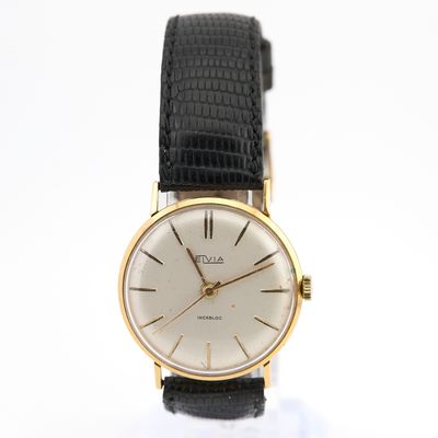 gros plan d'une montre sur une surface blanche