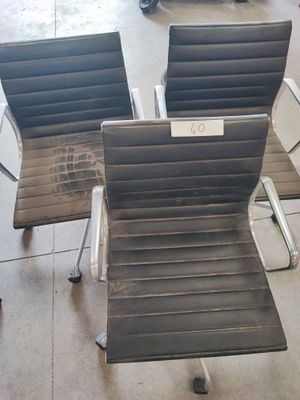 trois chaises qui se trouvent dans une pièce