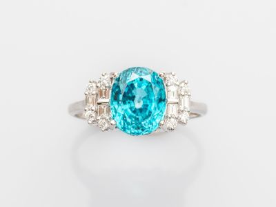une bague en topaze bleue et diamants