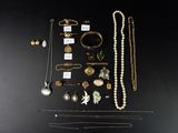 un assortiment de bijoux comprenant un collier, un bracelet et d'autres articles