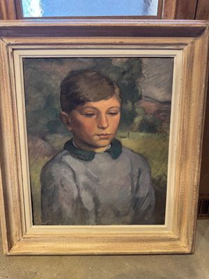 portrait d'un jeune garçon en chemise bleue près d'une fenêtre