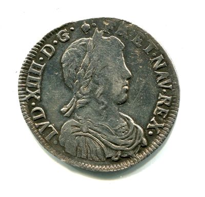 gros plan d'une pièce de monnaie sur une surface blanche avec un fond blanc