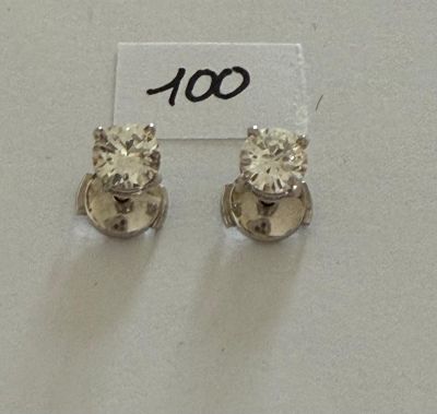 une paire de boucles d'oreilles en diamant exposée dans une vitrine