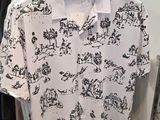 une chemise blanche ornée de motifs noirs et blancs