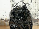 un sac à main noir posé sur une table en bois