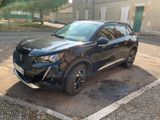 un SUV noir garé sur un parking
