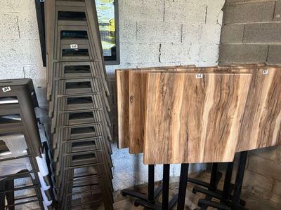 plusieurs chaises et une table dans une pièce où se trouve une échelle