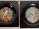 une paire de portraits miniatures représentant un garçon et une fille, dans un cadre noir