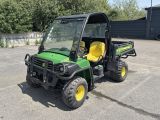 un véhicule utilitaire vert et jaune garé sur un parking
