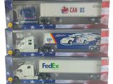six camions miniatures dans une vitrine avec un drapeau américain en arrière-plan