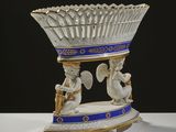 un vase blanc et bleu orné d'anges