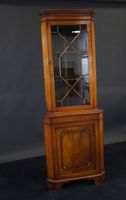 Encoignure Anglaise, vitrine en partie haute.