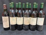 six bouteilles de vin sont alignées sur une table