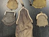 un gros plan sur un ensemble de sacs à main posés sur une table