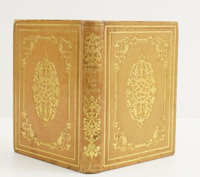 un vieux livre posé sur une table