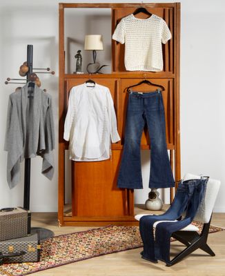 une photo d'un placard contenant des vêtements et une chaise
