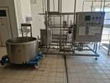une machine posée sur le sol d'une pièce