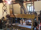 une pièce contenant un tas d'objets en bois