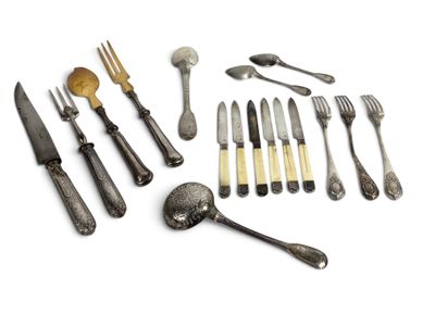 un assortiment d'argenterie comprenant des fourchettes, des cuillères et des cuillers
