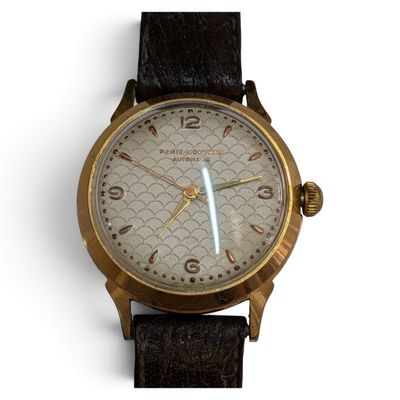 une image d'un gros plan d'une montre-bracelet sur un fond blanc