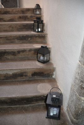 de nombreuses lanternes sur les marches d'un immeuble