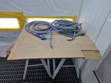une table sur laquelle sont posés tout un tas de fils