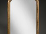 un grand miroir ancien dans un cadre doré